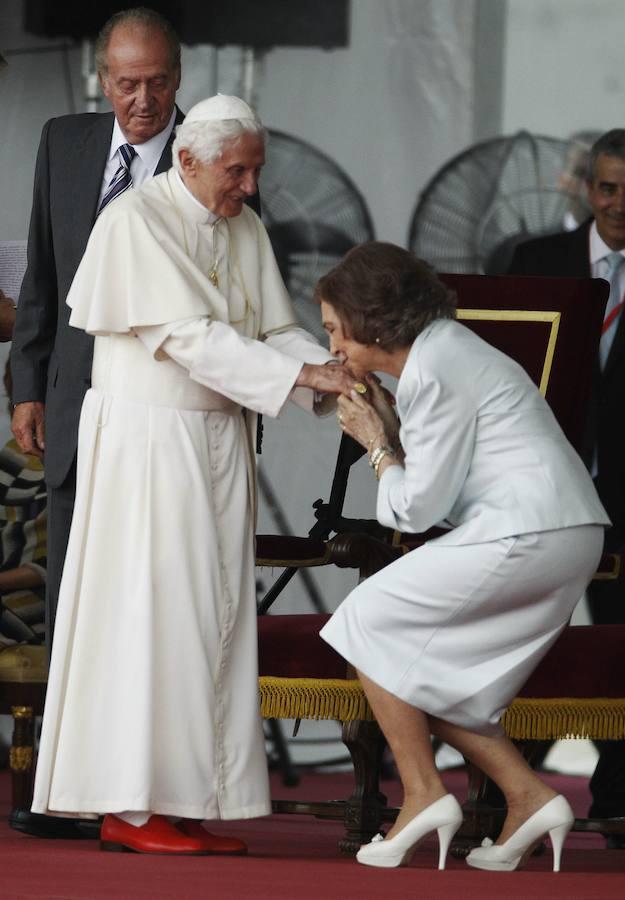 En la imagen, la Reina emérita besa la mano del Papa Benedicto XVI durante un acto en Madrid.