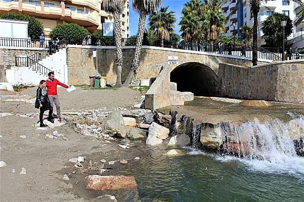 Díaz, junto a la viceportavoz de IU, Victoria Morales, en la playa. 