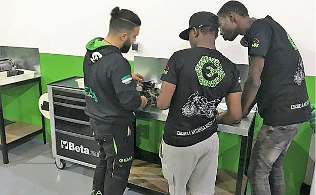 Un curso de mecánica de motos para refugiados