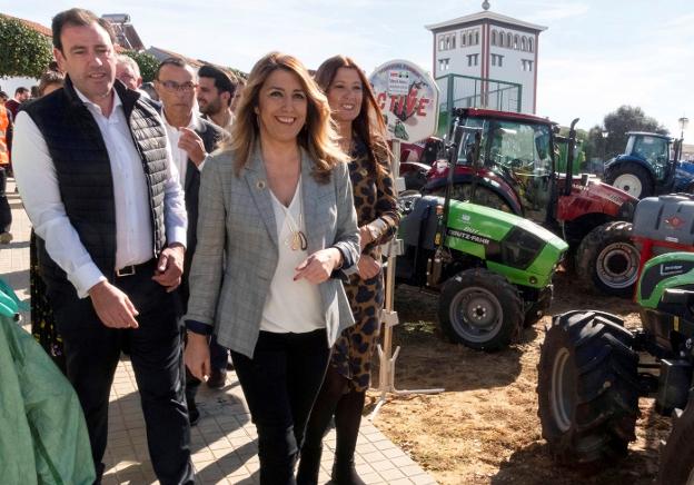 Susana Díaz, con la alcaldesa de Chucena, Encarna Castellano, durante la visita a III Feria del Vino en el municipio onubense. :: julián pérez. efe