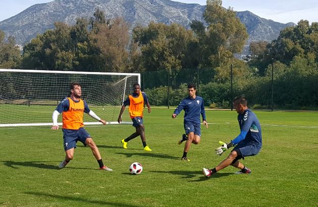 José Cruz remata ante Wilfred en un entrenamiento en la Dama de Noche. 