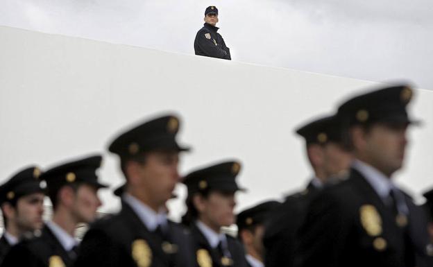 Agentes de Policía durante la celebración de una graduación. 