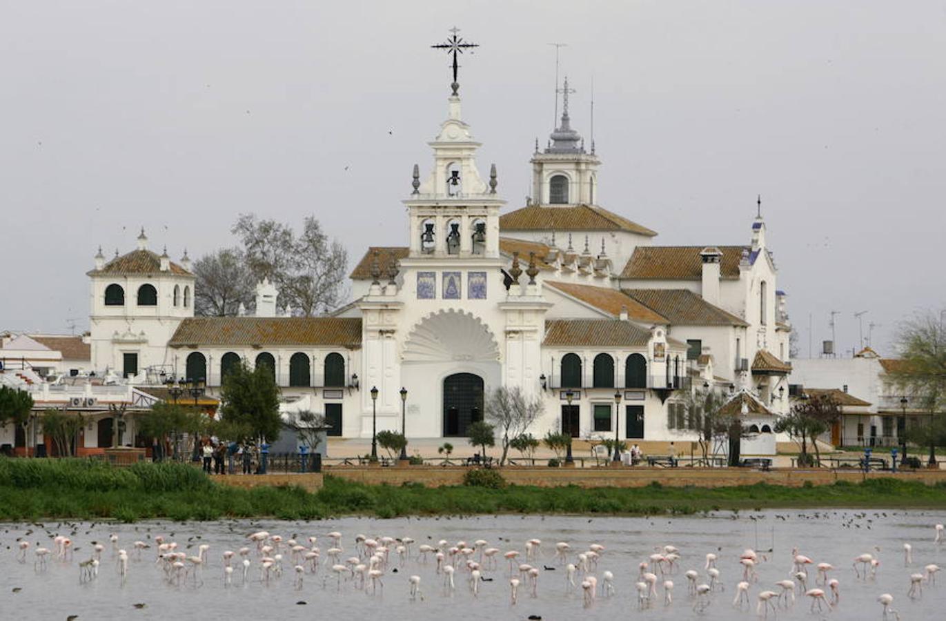 El Santuario del Rocío es una de las puertas del Parque Nacional de Doñana.