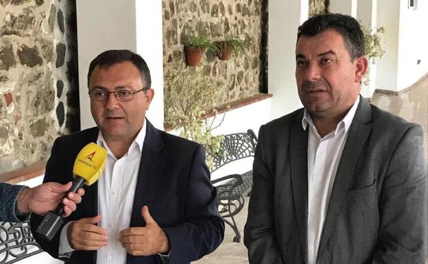 Salvador Fernández junto a Miguel Ángel Heredia, ayer en un acto del PSOE en El Borge. 