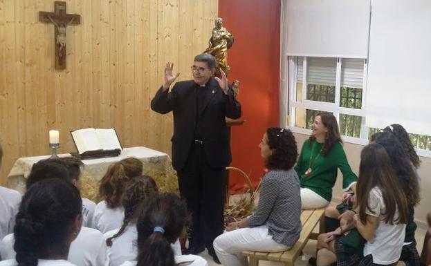 El presidente de Fundación Victoria, José Antonio Sánchez, durante una visita a la comunidad educativa de Santa Rosa de Lima. 