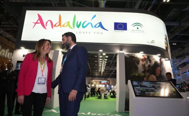 La presidenta de la Junta, Susana Díaz, y el consejero de Turismo, Javier Fernández, ante el expositor de Andalucía. 