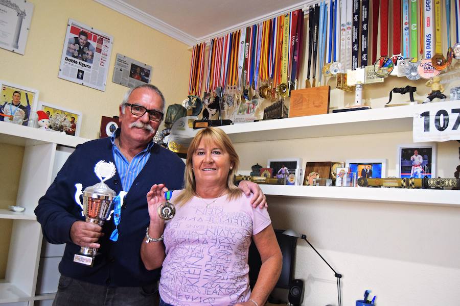 os padres de Damián conservan todas las medallas y trofeos de su hijo