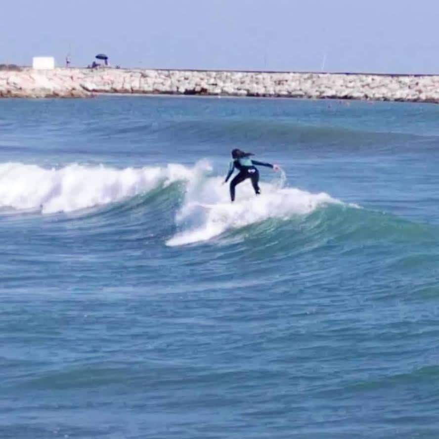 Practicando una de sus pasiones, el surf.