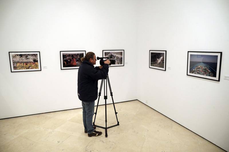 Los fotógrafos Emilio Morenatti y Manu Brabo reúnen su trabajo sobre los migrantes en esta exposición en Málaga 