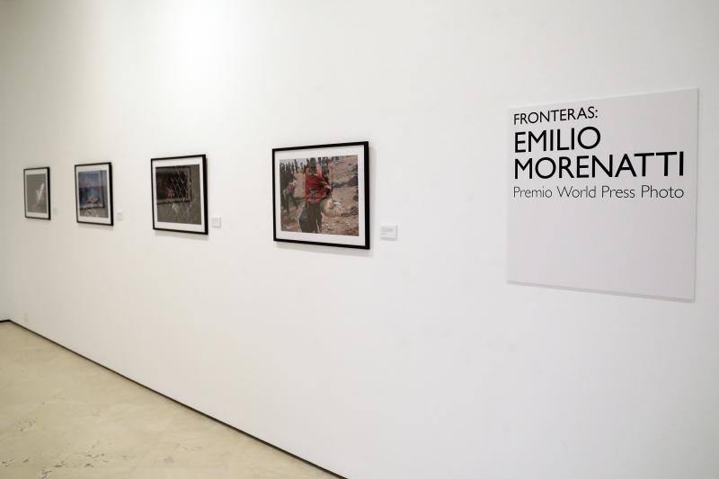 Los fotógrafos Emilio Morenatti y Manu Brabo reúnen su trabajo sobre los migrantes en esta exposición en Málaga 