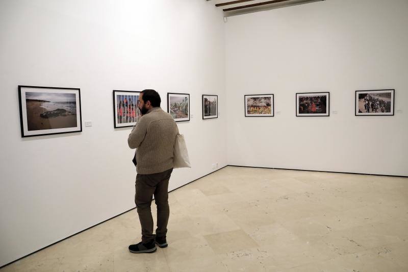 Los fotógrafos Emilio Morenatti y Manu Brabo reúnen su trabajo sobre los migrantes en esta exposición en Málaga 