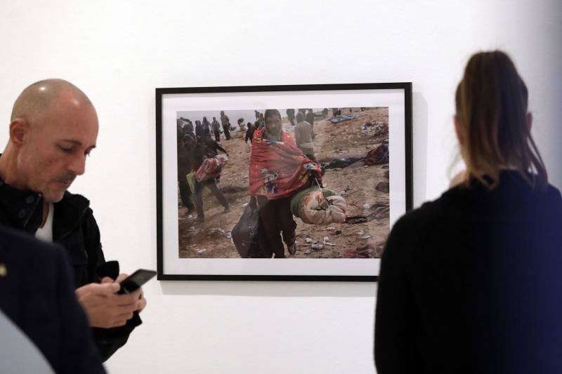 Los fotógrafos Emilio Morenatti y Manu Brabo reúnen su trabajo sobre los migrantes en esta exposición en Málaga 