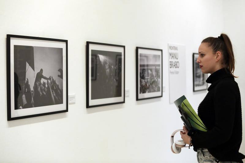 Los fotógrafos Emilio Morenatti y Manu Brabo reúnen su trabajo sobre los migrantes en esta exposición en Málaga 