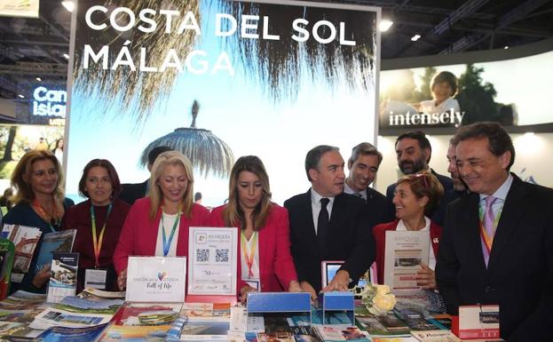Susana Díaz, Javier Fernández y Elías Bendodo, con alcaldes, concejales y profesionales del sector en el mostrador de la Costa del Sol en el expositor de Andalucía.