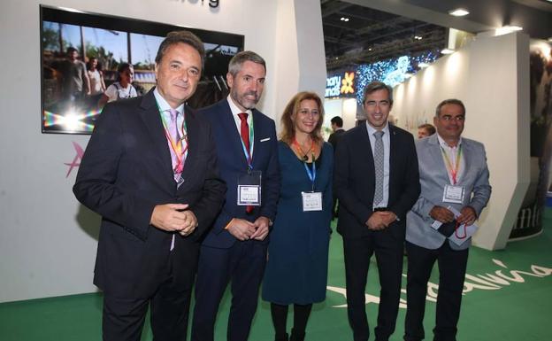 Imagen principal - Arriba, José Ortiz, Juan Carlos Maldonado, Rosa Arrabal, Víctor Navas y Alejandro Herrero. Abajo, la ministra Reyes Maroto, en el centro, con la Secretaria de Estado de Turismo y el director general de Turespaña. Y una joven reparte ejemplares del City AM con la edición especial de SUR in English para la WTMen el metro