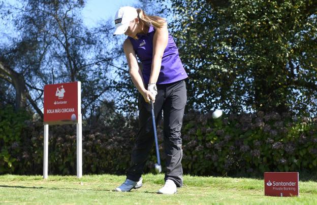 Laura Gómez, durante un golpeo en su participación en el Santander Golf Tour. :: sur