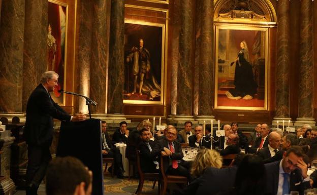 Imagen principal - José Luis Zoreda, María del Mar Martín Rojo y Ángeles Muñoz, durante sus intervenciones en la cena