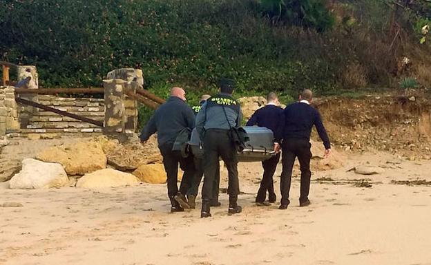 La Guardia Civil traslada al quinto cadáver de la patera que naufragó en Cádiz.