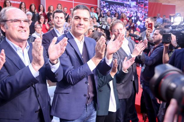 El presidente del Gobierno,
Pedro Sánchez, aplaude
durante el Comité Federal
del PSOE celebrado en
Fuenlabrada (Madrid). :: ep
