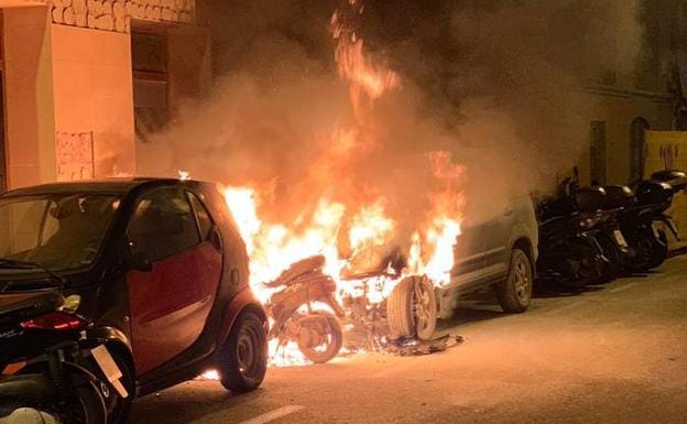 Aparatoso incendio de un coche y una moto en la calle Vendeja