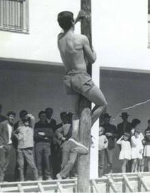 Imagen secundaria 2 - Fases de construcción de la pedanía. Abajo, primer festejo en 1968