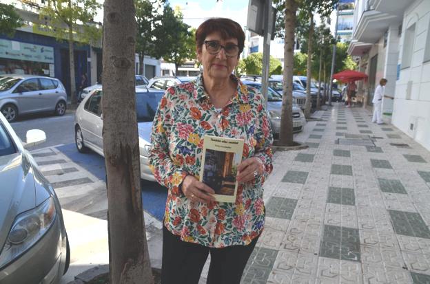 Vicky Fernández nació en Almáchar en 1955 y ha trabajado como maestra hasta su jubilación en Nerja. 