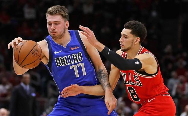 Luka Doncic, junto a Zach LaVine. 