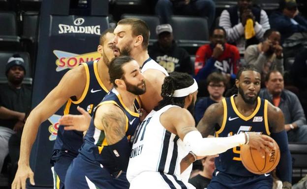 Marc Gasol choca con Ricky Rubio durante el partido. 