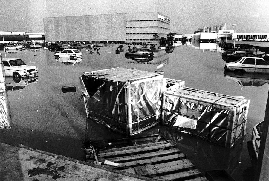 A la una de la tarde el cielo se volvió tan negro que parecía de noche y empezó a llover. Así recuerdan la mayoría de los malagueños el que quizá sea uno de los capítulos más impactantes y dramáticos de la reciente historia de Málaga.