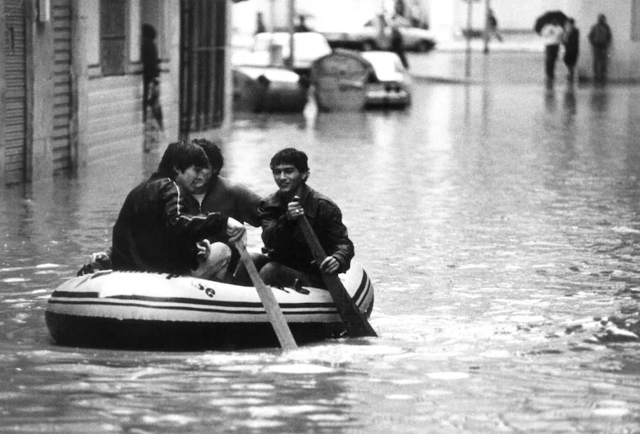 A la una de la tarde el cielo se volvió tan negro que parecía de noche y empezó a llover. Así recuerdan la mayoría de los malagueños el que quizá sea uno de los capítulos más impactantes y dramáticos de la reciente historia de Málaga.