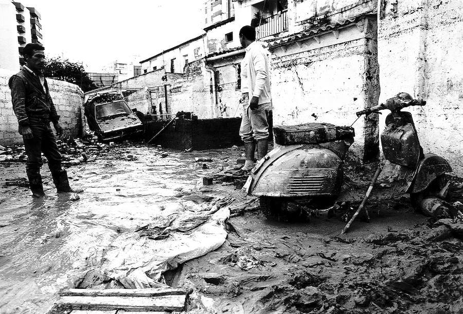 A la una de la tarde el cielo se volvió tan negro que parecía de noche y empezó a llover. Así recuerdan la mayoría de los malagueños el que quizá sea uno de los capítulos más impactantes y dramáticos de la reciente historia de Málaga.