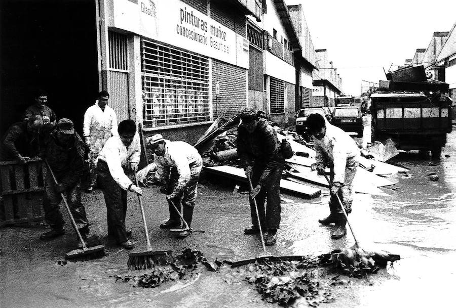 A la una de la tarde el cielo se volvió tan negro que parecía de noche y empezó a llover. Así recuerdan la mayoría de los malagueños el que quizá sea uno de los capítulos más impactantes y dramáticos de la reciente historia de Málaga.