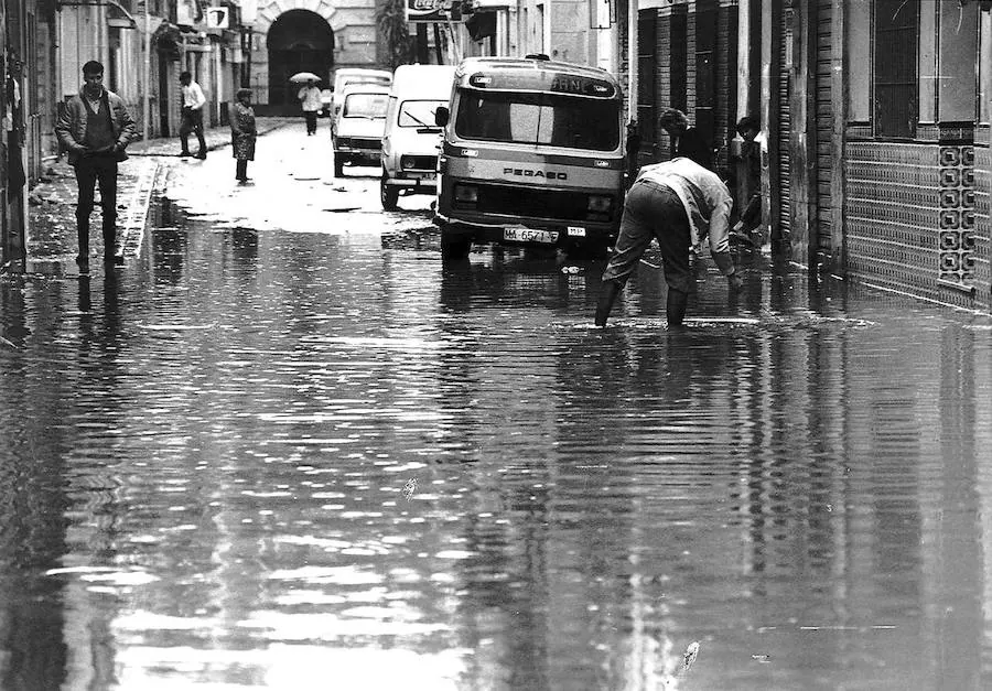 A la una de la tarde el cielo se volvió tan negro que parecía de noche y empezó a llover. Así recuerdan la mayoría de los malagueños el que quizá sea uno de los capítulos más impactantes y dramáticos de la reciente historia de Málaga.