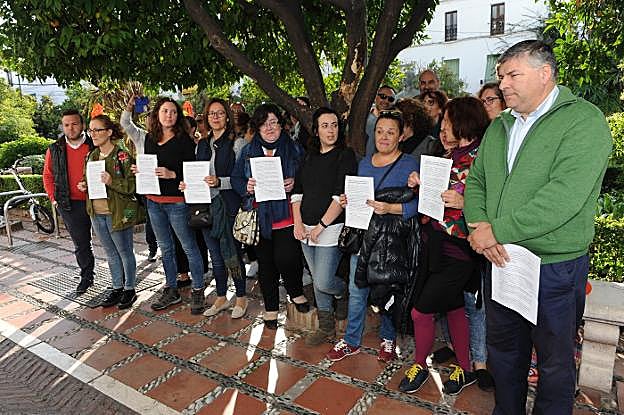 Miembros de la agrupación de Ampas, ayer, frente a la puerta del Ayuntamiento. 