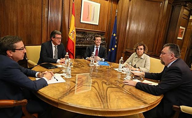 El presidente del PP, Pablo Casado, preside la reunión de partidos constitucionalistas en el Congreso. 