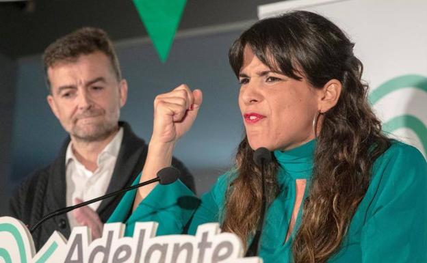 Los candidatos de Adelante Andalucía a la presidencia y vicepresidencia de la Junta de Andalucía, Teresa Rodríguez y Antonio Maíllo durante el inicio de campaña en Sevilla.