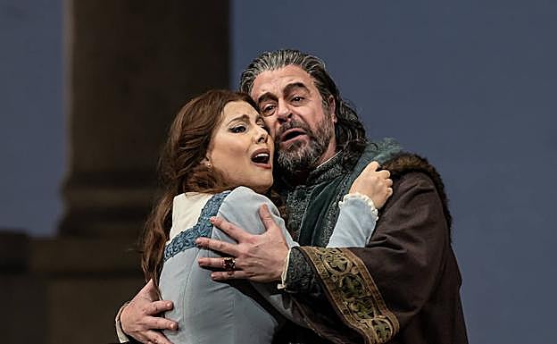 Carlos Álvarez y la soprano Hrachuhi Bassenz, en la representación de 'Simón Boccanegra' en la Royal Opera House. 