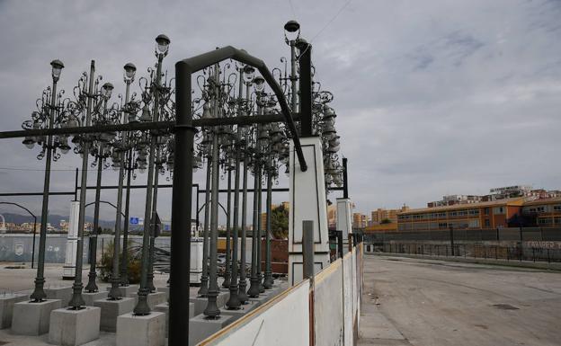 Las farolas retiradas de la Alameda han sido almacenadas en el real de Cortijo de Torres. 