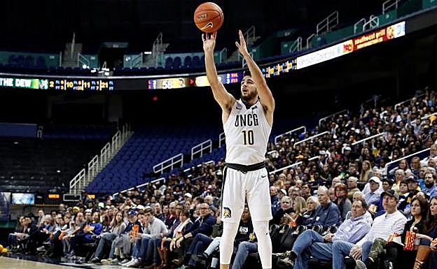 Tiro con el que Alonso rompió el récord de su Universidad.
