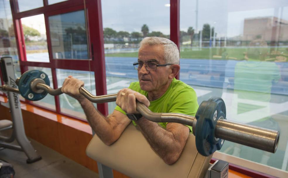 Antonio Cañete es un asiduo del gimnasio de la Universidad.