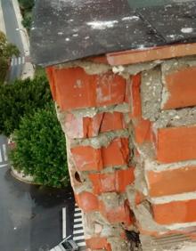 Imagen secundaria 2 - Arriba, varios bomberos examinan la parte superior del edificio. Abajo, a la izquierda, zona acordonada. A la derecha, daños en la cornisa y fachada del bloque.