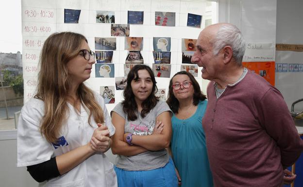 Usuarios de la Unidad de Día para gravemente afectados, en un taller para hacer sales de baño. 