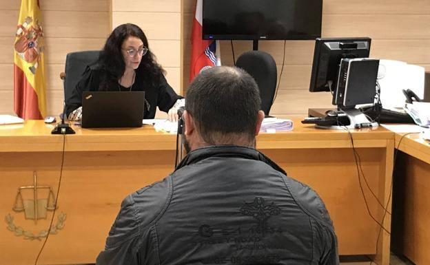 El acusado durante la sesión del juicio celebrado en el Juzgado de lo Pena número 3 de Santander.