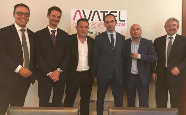 Representantes de la empresa marbellí de telecomunicaciones y de la alicantina Grupo TVHoradada, tras la firma del acuerdo. 