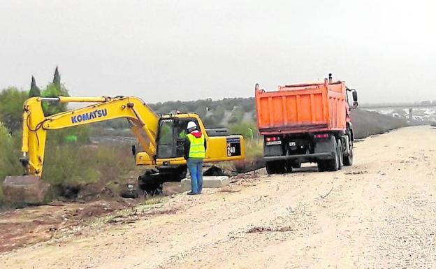 Primeros trabajos de Adif para acondicionar la nueva variante del tren convencional Málaga-Sevilla.