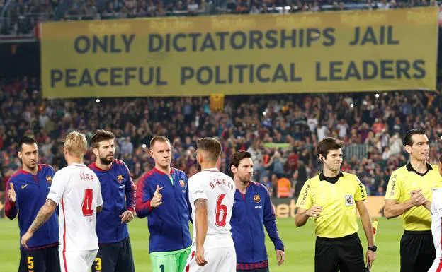 César Noval, en su faceta de asistente arbitral, entre Leo Messi y el colegiado Martínez Munuera, en los prolegómenos de un Barcelona-Sevilla. 