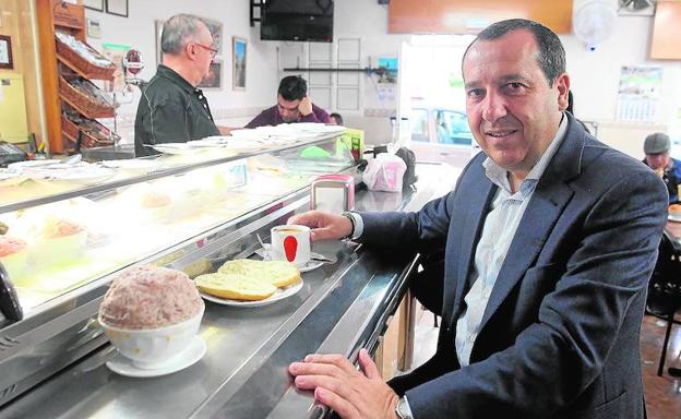 Ruiz Espejo, con café y pitufo en un bar de Martiricos, tras la entrevista.