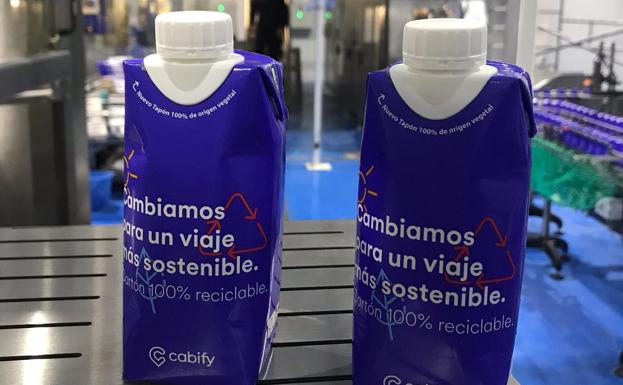 Cabify cambia el plástico de su agua de cortesía por envases de cartón.