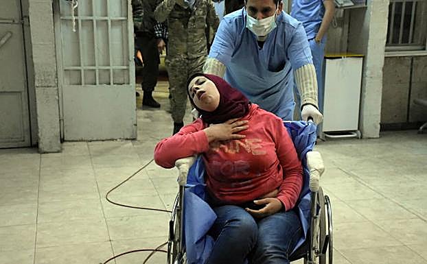 Una mujer llega al hospital de Alepo con una crisis respiratoria.