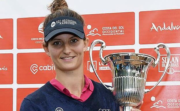 Anne Van Dam posa con el trofeo